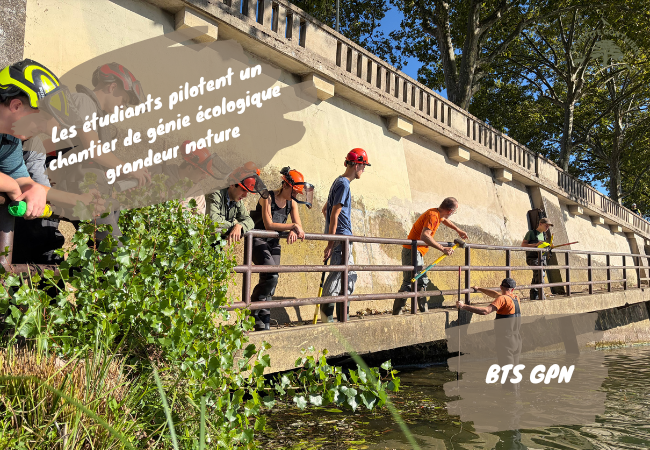 Étudiants en BTS GPN de la MFR d’Anse sur un chantier de génie écologique